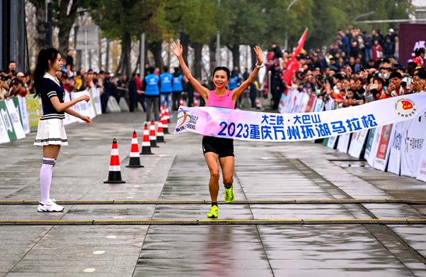 丁常琴冲过终点。付作侨摄
