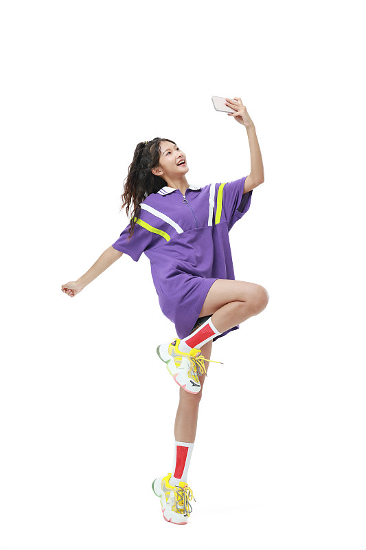 手拿手机玩视频的美少女图片下载