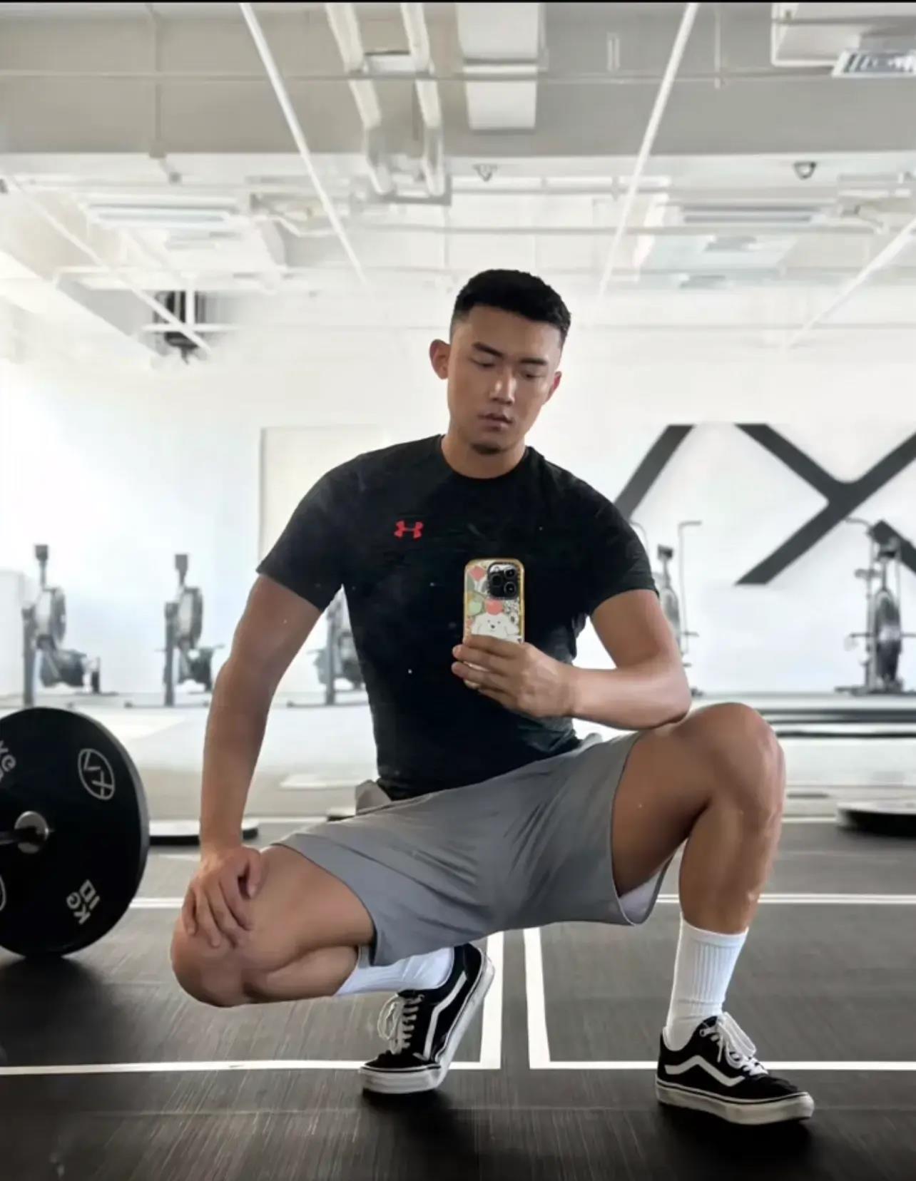健身房自拍发朋友圈说什么好_健身房自拍_健身自拍角度女