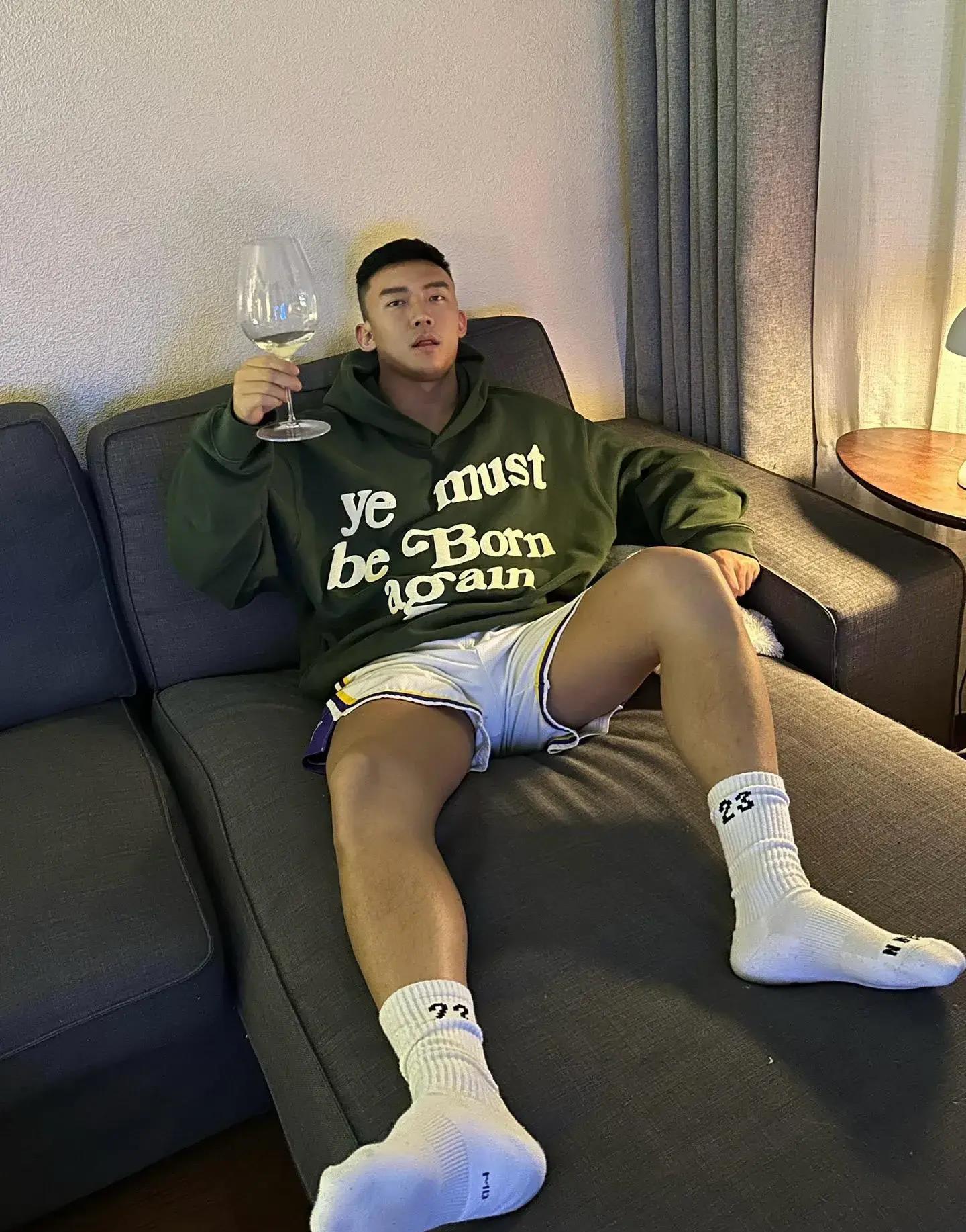 健身自拍角度女_健身房自拍发朋友圈说什么好_健身房自拍