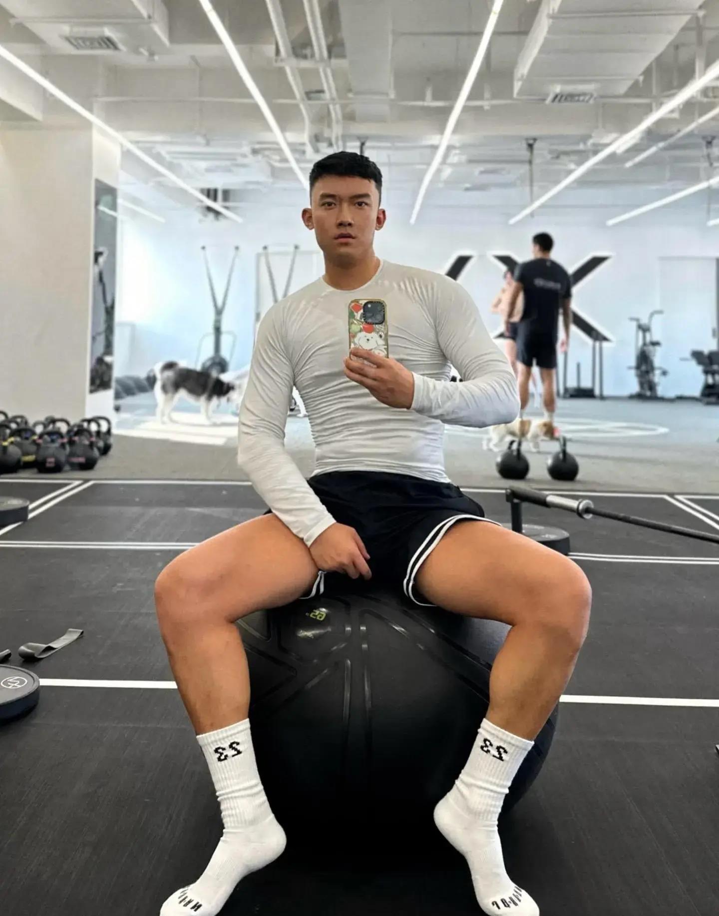 健身自拍角度女_健身房自拍_健身房自拍发朋友圈说什么好