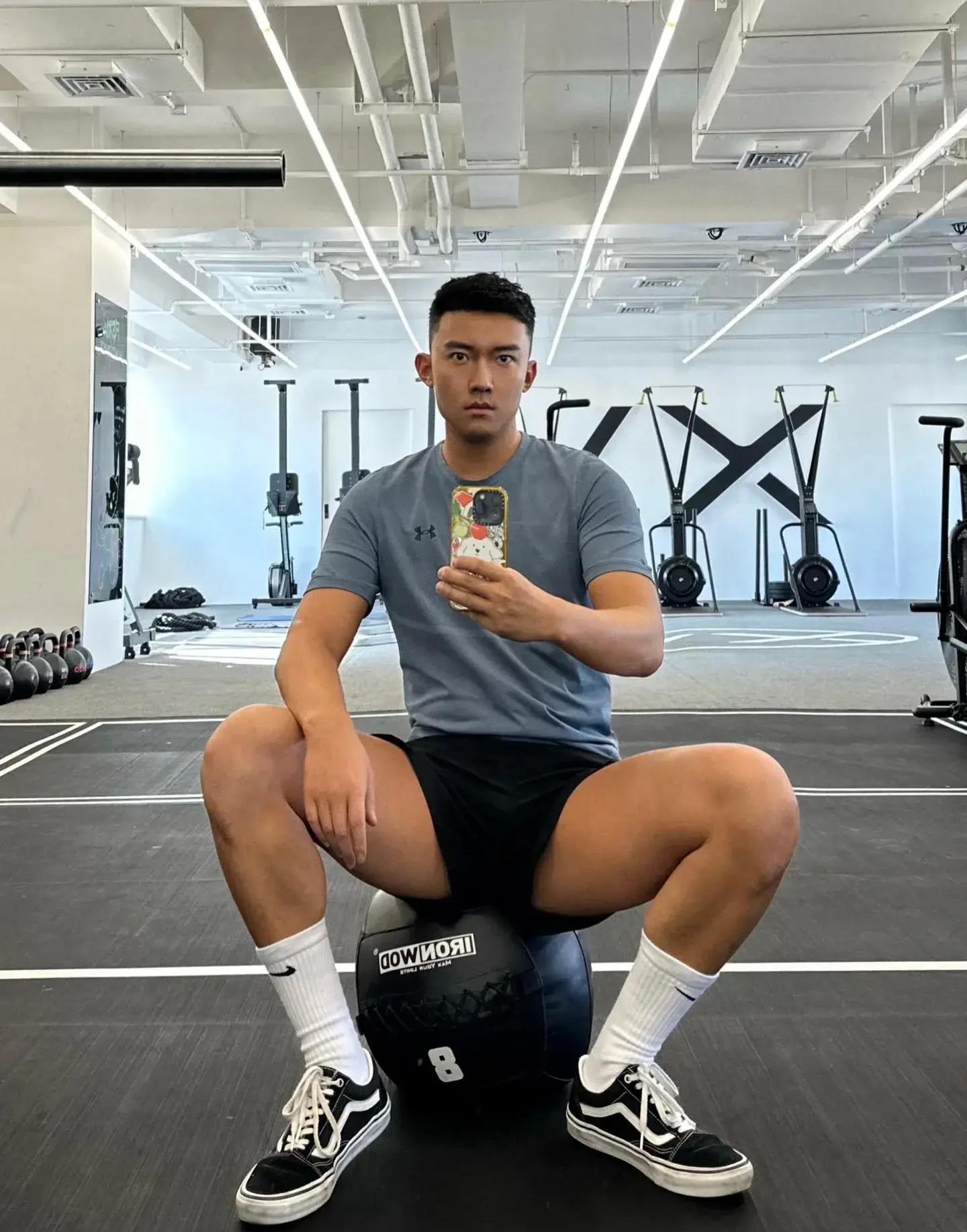 健身自拍角度女_健身房自拍_健身房自拍发朋友圈说什么好
