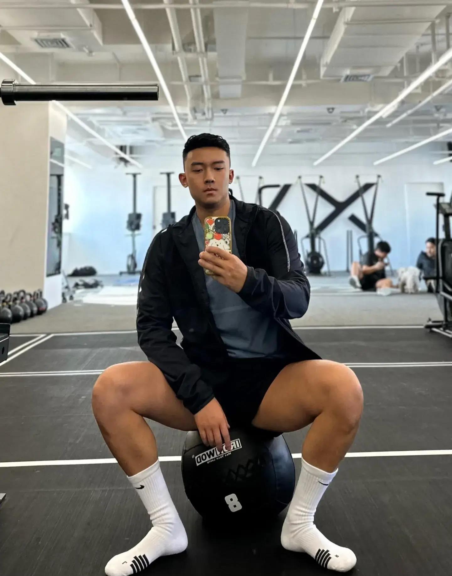 健身自拍角度女_健身房自拍_健身房自拍发朋友圈说什么好
