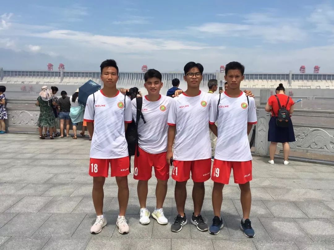 中学生联赛足球冠军是谁_中学生联赛足球冠军奖金多少_中学生足球联赛冠军